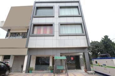 Oyo 16443 Hotel Jb