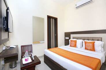 Oyo 16443 Hotel Jb