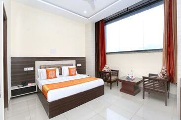 Oyo 16443 Hotel Jb