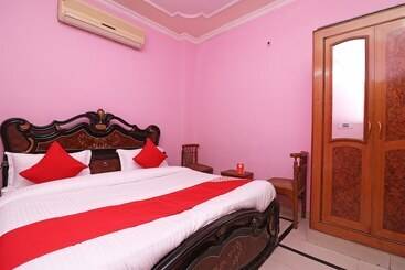 Oyo 26906 Hotel Tarang