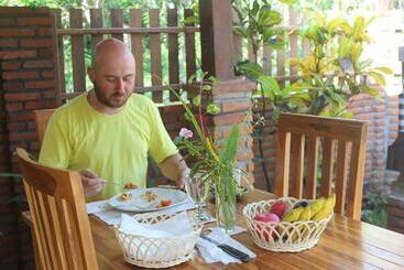 تختخواب و صبحانه Halumba Eco Villa Bali