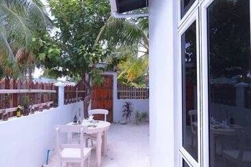 تختخواب و صبحانه The Sunrise Huraa