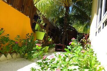 تختخواب و صبحانه The Sunrise Huraa