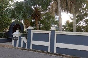 مسافرخانه Bermuda Villa Guest House