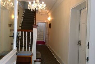 مسافرخانه Bermuda Villa Guest House