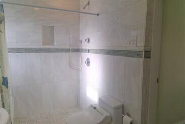 مسافرخانه Bermuda Villa Guest House