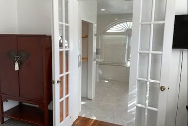 مسافرخانه Bermuda Villa Guest House