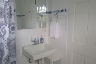 مسافرخانه Bermuda Villa Guest House