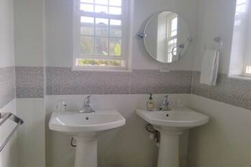 مسافرخانه Bermuda Villa Guest House