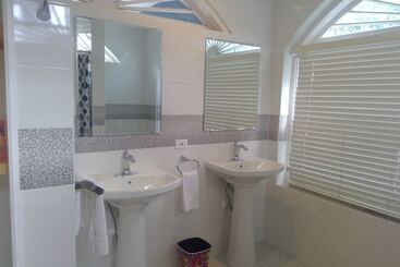 مسافرخانه Bermuda Villa Guest House