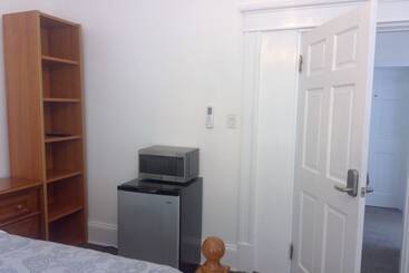 مسافرخانه Bermuda Villa Guest House