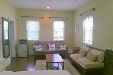 مسافرخانه Bermuda Villa Guest House