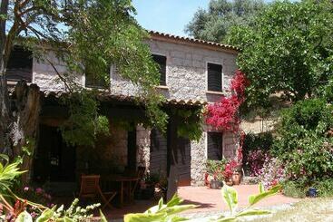 مسافرخانه Domaine De Croccano