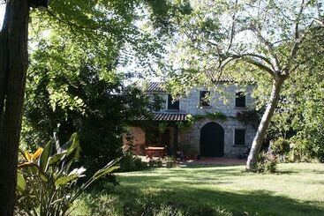 مسافرخانه Domaine De Croccano