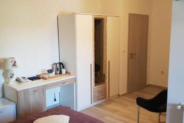 مسافرخانه Ke To Zagreb Airport Rooms