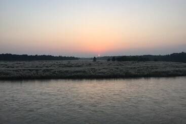 هتل Chitwan Park Village