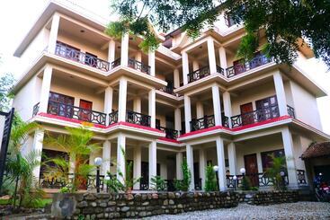 هتل Chitwan Park Village