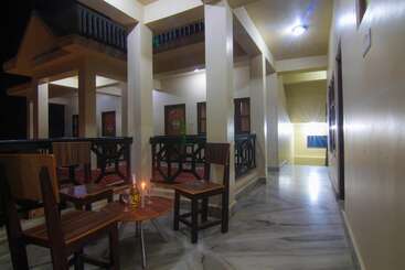 هتل Chitwan Park Village