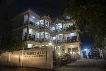 هتل Chitwan Park Village