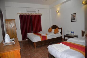 هتل Chitwan Park Village