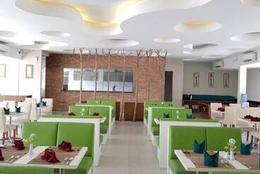 هتل Front One Resort Magelang