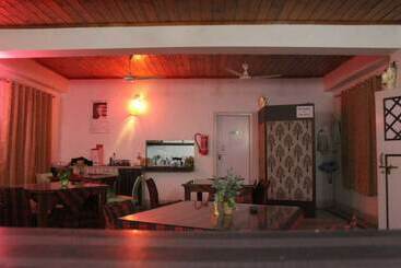 هتل Golden Mahseer Riverside Resort