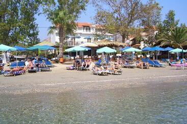 هتل Hercules Seafront Studios