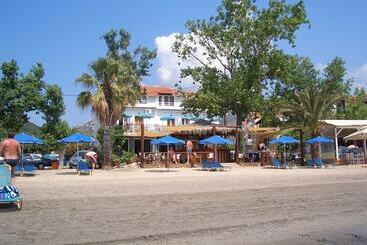 هتل Hercules Seafront Studios