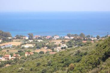 هتل Hercules Seafront Studios