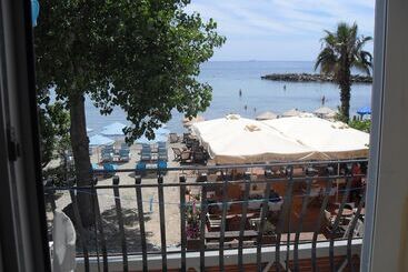 هتل Hercules Seafront Studios