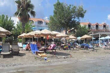 هتل Hercules Seafront Studios