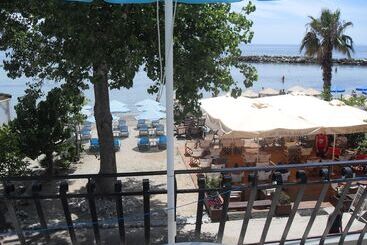 هتل Hercules Seafront Studios