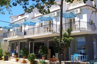 هتل Hercules Seafront Studios