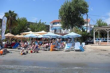 هتل Hercules Seafront Studios
