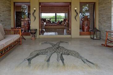 هتل Makumu Private Game Lodge