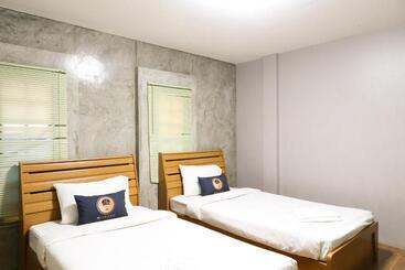 هتل Roomquest Amphawa Vaylasamran