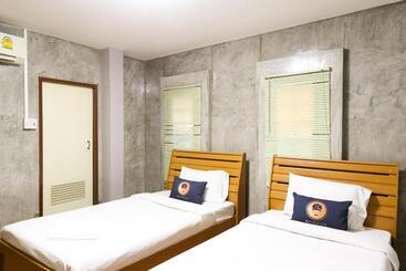 هتل Roomquest Amphawa Vaylasamran