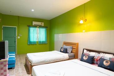 هتل Roomquest Amphawa Vaylasamran