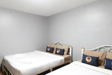 هتل Roomquest Amphawa Vaylasamran