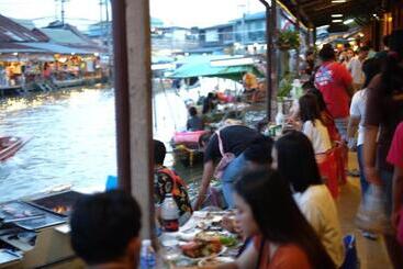هتل Roomquest Amphawa Vaylasamran