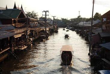 هتل Roomquest Amphawa Vaylasamran