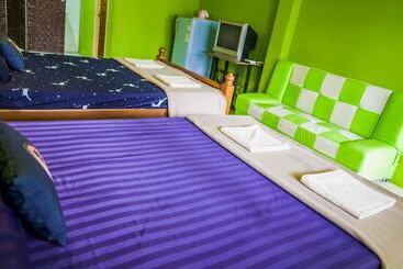 هتل Roomquest Amphawa Vaylasamran