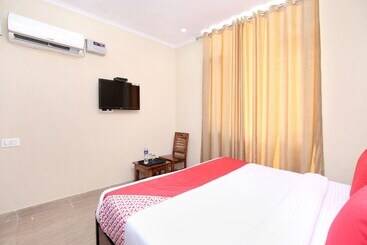 Oyo 16875 Hotel Skyz
