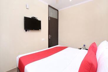 Oyo 16875 Hotel Skyz