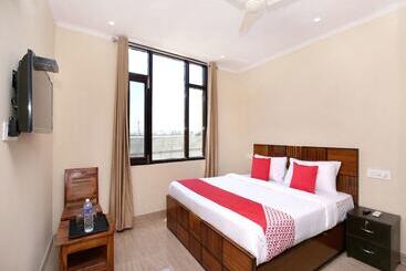 Oyo 16875 Hotel Skyz
