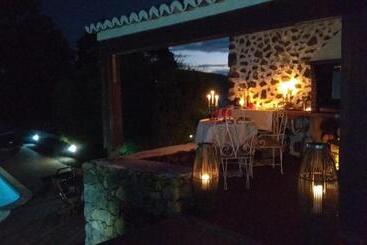 تختخواب و صبحانه Alluar Lodge