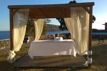تختخواب و صبحانه Alluar Lodge