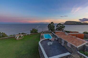 تختخواب و صبحانه Alluar Lodge