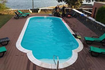 تختخواب و صبحانه Alluar Lodge