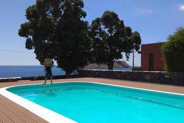 تختخواب و صبحانه Alluar Lodge